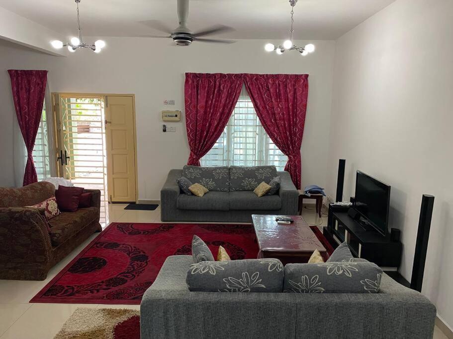 Nice Seremban 2 1/2 Storey House With 4 Rooms Dış mekan fotoğraf